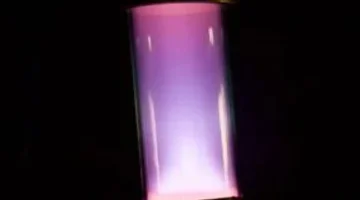 تجربة أسترالية مثيرة.. طالبة تنجح في محاكاة الغبار الكوني داخل مختبر جامعي